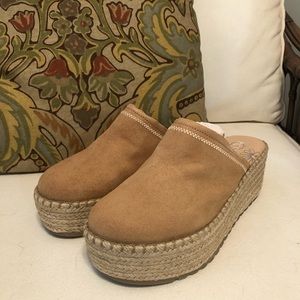 Musse & Cloud Cristina Sand Suede Platform Clog Size 9 New in Box